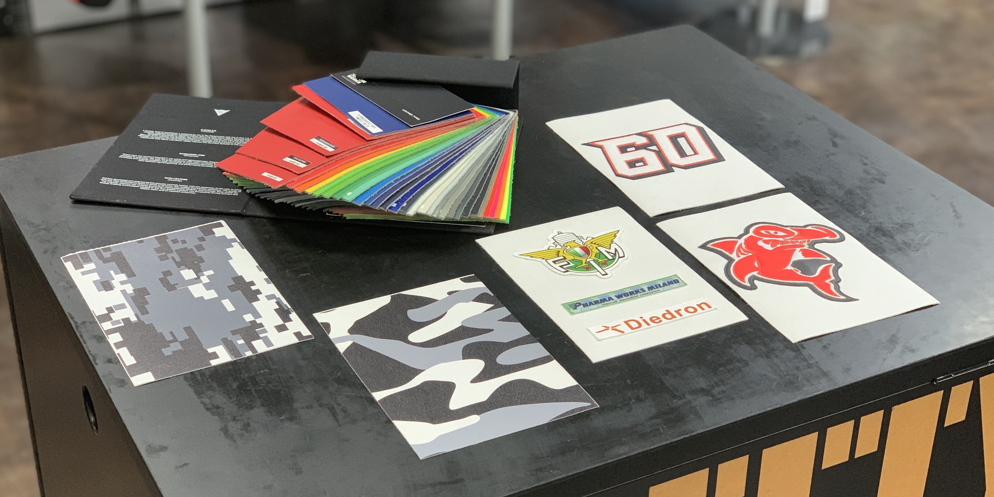 DAINESE フルボディレザースーツ 白/黒/黄緑 数種類あるダイネーゼレーシングスーツをそれぞれご紹介いたします